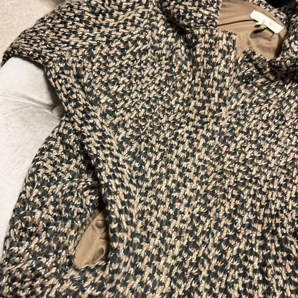 Ryu brand coat that features an adjustable ruffle neck, fully lined, small - Picture 14 of 14